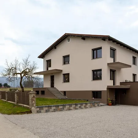 Apartma V Ograji Sentjernej